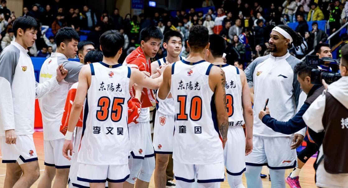 体育视频直播-大胜28分广东收4好1坏消息！胡队有了靠谱僚机，徐杰又出现新伤情