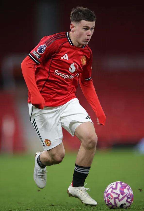 kaiyun 官网-子承父业！鲁尼16岁长子凯获曼联青训合约 曼联“92班”有续章